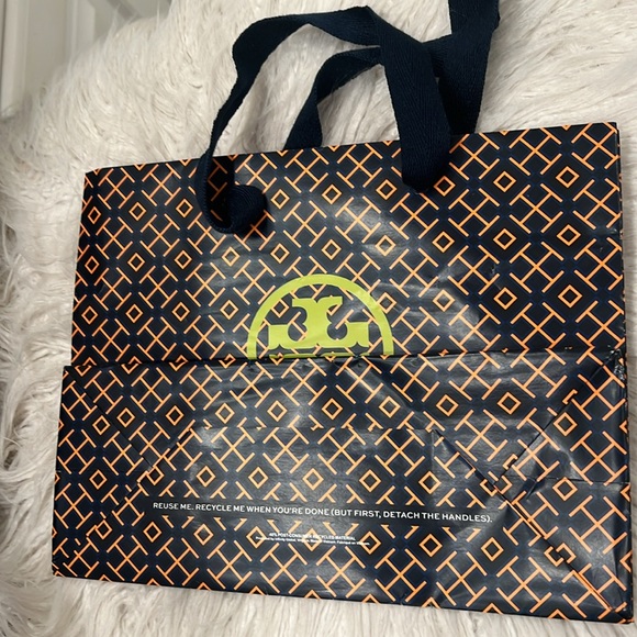 Tory Burch T Monogram Jacquard AirPod pro case hazelnut/jacquard logo - Picture 15 of 17